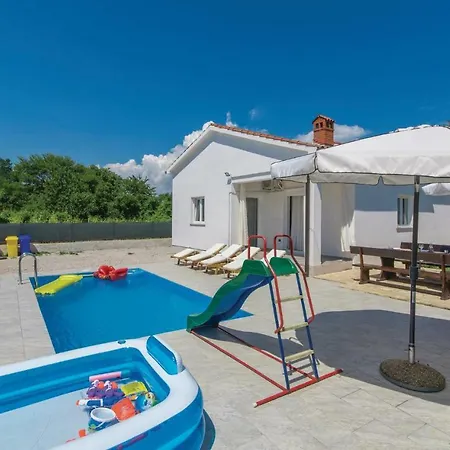 Four Bedroom Holiday In בית נופש *
