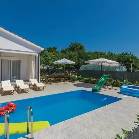 Four Bedroom Holiday In * Nedescina
